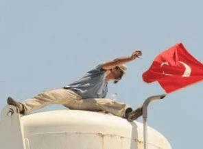 Duruşma salonunda dehşeti yaşattı