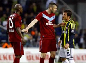 Emre Belözoğlu'ndan ırkçı hareket