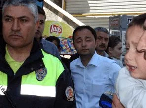 Eşini bıçaklayan saldırganı linçten polis kurtardı