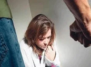 Eşini demir çubukla dövdü!