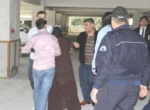 Eşiyle aşk yaşadığını sandığı arkadaşını öldürdü