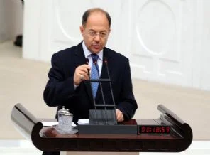 Fiske vuran beni karşısında bulur