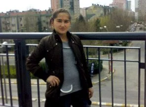 Geri gelen otomobilin altında kaldı