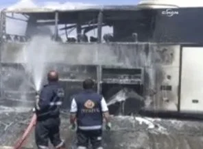 Hareket halindeki yolcu otobüsü yandı