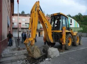 Hem belediye başkanı hem kepçe operatörü