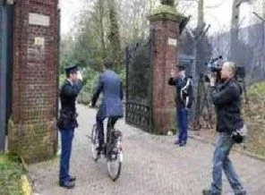Hollanda Başbakanı bisikletle gelince...