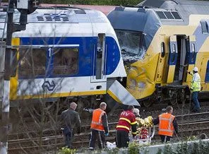 Hollanda'da iki tren çarpıştı