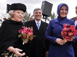 Hollanda ziyaretini Twitter'da değerlendirdi
