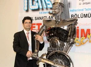 Hurda atıklar metal heykele dönüştü