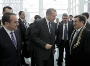 İktidara da muhalefete de ayar çekti