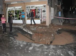 İzmir'de su borusu patladı,yol çöktü