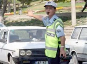 Kadın polisi gören çarkediyor