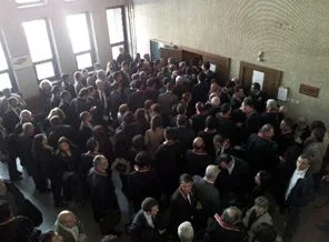 'Kafes içinde mahkemeye getirilsin'