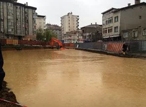 Kamyon garajı göle döndü