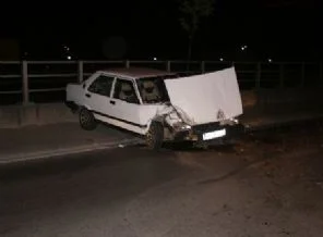 Kamyondan kaçtı, refüje çarptı