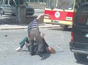 Karısını sokak ortasında bıçakladı
