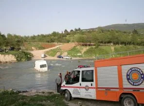 Kılavuzu sarhoş olanın arabası derede kalır