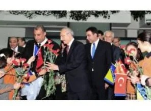 Kılıçdaroğlu, İzzetbegoviç'in kabrini ziyaret etti