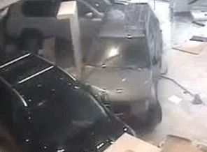 Kızgın müşteri aracıyla oto galeriyi birbirine kattı