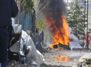 Kucağındaki bebekle polisin üzerine yürüdü