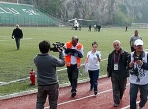 Maç esnasında sahaya helikopter indi