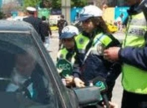 Meclis üyesi 15 çocuk trafiği denetledi
