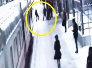 Metroda cinayet girişimi VİDEO