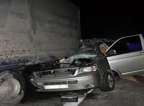 Minibüs tır'a çarptı: 2 ölü