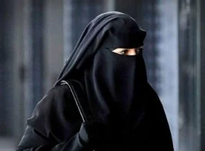 Müslüman genç peçe karşıtı Avustralyalılara karşı