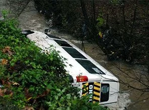 Öğrenci servisi dere yatağına düştü: 22 yaralı