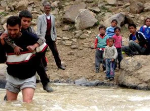 Öğrenciler 2 aydır okula gidemiyor