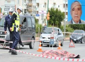 Önce tır çarptı sonra otomobil ezdi