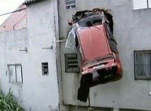Otomobil binanın 2. katına uçtu