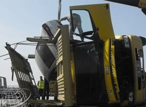 Otomobil Taşıyan Tır Kaza Yaptı