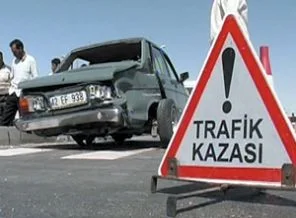 Otomobil tırın altına girdi!