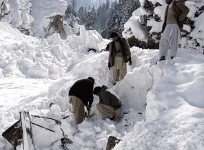 Pakistan'da çığ; 135 asker öldü