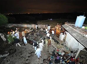 Pakistan'da düşen uçağın kara kutusu bulundu