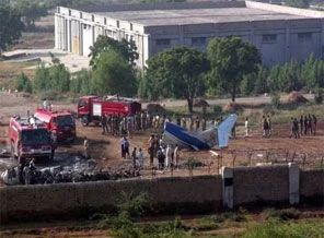 Pakistan'da uçak düştü: 127 ölü