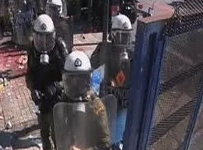 Polis göstericilerle çatıştı