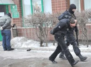 Polisten bankaya 'balyozlu' operasyon