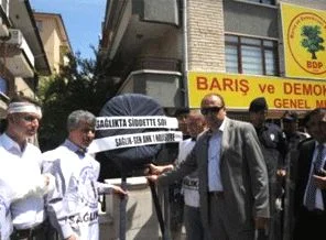 Sağlık-Sen'den BDP'ye siyah çelenk