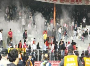 Samsunspor taraftarı yaktı yıktı