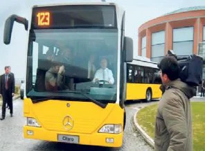 Sarı otobüsler İstanbul yollarında