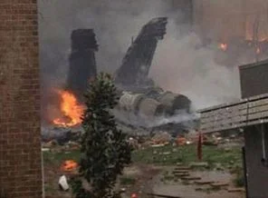 Savaş uçağı evlerin üzerine düştü! (Video)