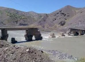 Sel suları köprüleri yıktı