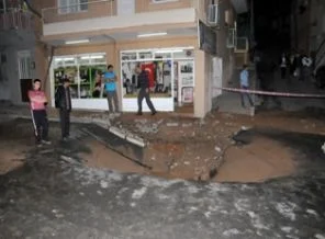 Su borusu patladı, yol 2 metre çöktü