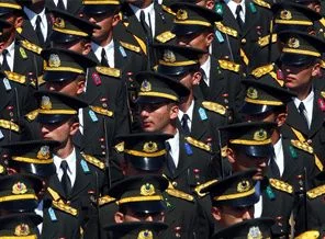 Subayların zorunlu hizmeti AİHM'ye taşındı