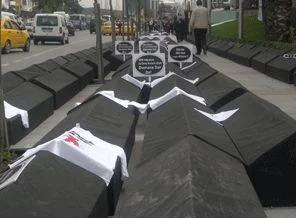 'Tabutlu' sigara protestosu