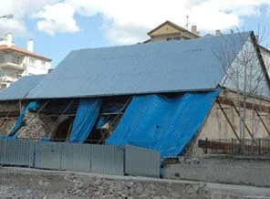 Tarihi cami kaderine terk edildi