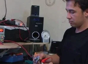 Tek ampulle tüm evi aydınlatıyor!